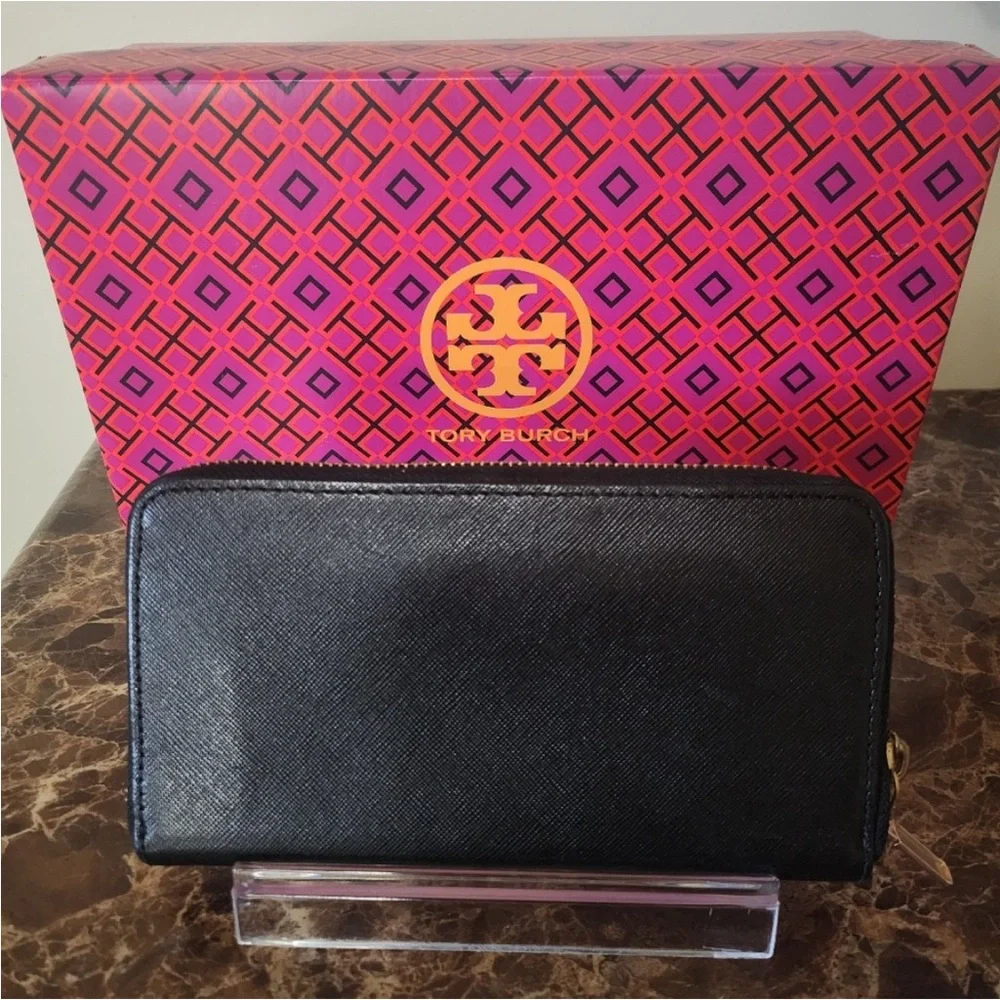 Tory Burch Black Wallet with Gold Logo comes with Dust bags only🌹